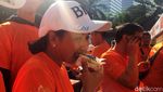 Saat Rini Soemarno Bagi-bagi Serabi Gratis di Thamrin