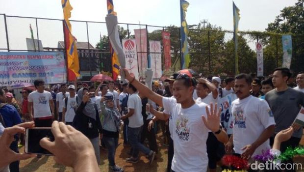 Sandiaga Lari Bawa Replika Obor di Kemayoran / 