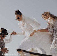 Nadine Chandrawinata dan Dimas Anggara menggelar pesta pernikahan intim berlatar laut di Lombok, Sabtu (7/7/2018). Foto: Dok. Instagram/@rzbyphotography