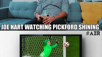 Joe Hart hanya bisa terdiam melihat aksi keren Pickford. Foto: istimewa