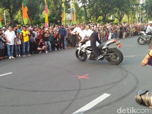 Petugas Dishub Unjuk Kebolehan Kendarai Motor di Depan Anies-Sandi