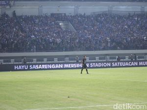 Seperti Suporter Jepang, Bobotoh Punguti Sampah Usai Pertandingan