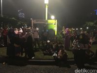 Nonton Jakarnaval di Monas, Warga Duduk-duduk di Rumput