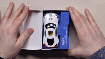 Kelihatannya ini hanya seperti mobil-mobilan Porsche ya. Foto: YouTube/UnboxTherapy