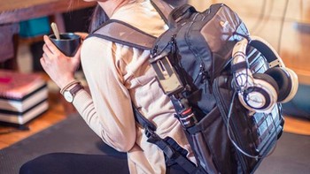 Tasnya pun menggambarkan dia seorang geek sejati. Foto: Instagram