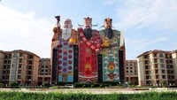 Hotel Tianzi yang berada di China ini masuk dalam Guiness Book of Records sebagai bangunan karakter terbesar di dunia. Istimewa/Wenn.