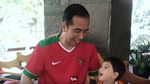 Gemasnya Jan Ethes Saat Main Tinju dan Bola Bareng Jokowi