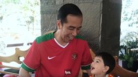 Video keduanya berolahraga dibagikan Jokowi di akun YouTube-nya lewat vlog berjudul Ngajak Jan Ethes Olahraga. Jokowi tampak semringah mengajak sang cucu berolahraga. Mereka berlatih tinju di sesi pertama olahraga. 