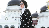 Steffy meminta masyarakat tidak mencela Irwandi. Terlepas dari issue yang beredar, 1 hal yang saya jamin kebenarannya, dia sangat mencintai rakyatnya. Kita hidup di dunia politik. Yang benar bisa salah begitu pun sebaliknya, tulis Steffy di akun Instagramnya.