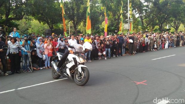 Petugas Dishub Unjuk Kebolehan Kendarai Motor di Depan Anies-Sandi