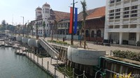 United Nations Educational, Scientific and Cultural Organizations (UNESCO) menolak Kota Tua Jakarta untuk masuk jadi situs warisan dunia. Menurut  International Council on Monuments and Sites (ICOMOS) yang memberi rekomendasi UNESCO, penyebabnya adalah normalisasi Kali Besar dan adanya reklamasi di Teluk Jakarta. Foto ini diambil pada Minggu, 8 Juli 2018. Foto: Eva Safitri/detikcom