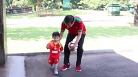 Akhir pekan ini saya berolahraga. Biasanya saya ditemani Paspampres dan ajudan. Tapi akhir pekan  ini olahraga saya ditemani orang spesial. Namanya Ethes. Sini..he he he. Dan saya akan main tinju, kata Jokowi dalam videonya, dilihat detikcom pada Minggu (8/7/2018). 