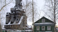 Nikolai Sutyagin seorang mantan gengster ini berhasil menggabungkan kayu di pinggiran Arkhangelsk hingga menjadi bangunan 13 lantai. Istimewa/ass Photo Agency.