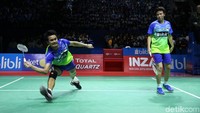 Tontowi/Liliyana langsung ngebut di gim kedua dan memimpin 11-3. Sejak saat itu, Tontowi/Liliyana tak terbendung dan terus meraih poin untuk mengunci kemenangan di skor 21-8.