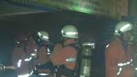 Petugas damkar langsung ke lokasi pukul 04.00 WIB. (Foto: dok. Twitter BPBD Jakarta)