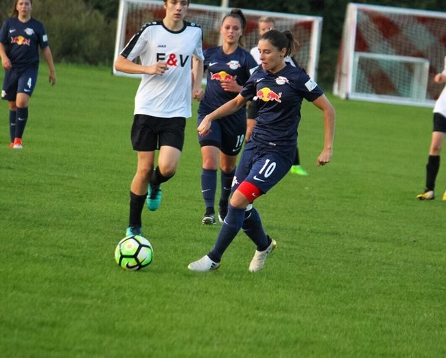 Begini aksi Shanga Forsberg di lapangan hijau. Dilansir dari situs resmi Bundesliga, Shanga memperkuat squad Leipzig. Mereka menikah pada 17 Juli 2016. Foto: Dok. Instagram/Shanga Forsberg