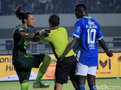 Ezechiel NDouasel sempat bersitegang dengan pemain PSIS.