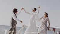 Keduanya bahkan tak mengenakan alas kaki di hari pernikahannya. Foto: (Instagram/rzbyphotography)
