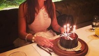 Saat ulang tahun istrinya, Patricia Callero, Muslera memberikan cake cokelat sebagai kue ulang tahun. Kue ini juga sudah diberi lilin yang siap ditiup Callero. Foto: instagram @muslera