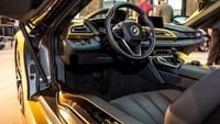 Warna emas menjalar sampai ke interior mobil. Foto: BMW Ceko