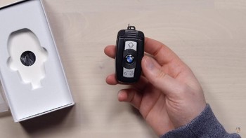 Tampaknya ini hanya seperti kuncil mobil dari BMW ya. Foto: YouTube/UnboxTherapy
