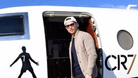 Pemain sepakbola asal Portugal ini diketahui memiliki pesawat jet Gulfstream G650. Pesawat jet miliknya dibanderol 28 juta poundsterling atau sekira Rp 532 miliar (kurs 1 poundsterling Rp 19.000). Istimewa/Instagram.