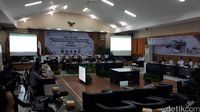 KPU melaksanakan rekapitulasi hasil penghitungan suara Pilgub Jabar 2018.
