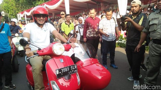 Sandiaga juga naik Vespa