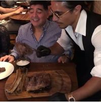 Ini Aksi Kocak Maradona Taburkan Garam ala 'Salt Bae' Bersama Chef Nusret Gokce