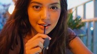 Ini nih gaya minum yan manis lainnya ala Aurellie. Cantik ya perempuan 23 tahun ini? Foto: Instagram aurelie