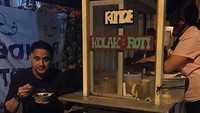 Malam-malam memang paling pas menyantap yang hangat-hangat. Hengky memilih menikmati semangkuk wedang yang dibelinya dari penjual gerobakan.  Foto: instagram @hengkykurniawan