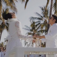 Gaun lace berkerah Victoria itu disempurnakan dengan veil tulle. Foto: Dok. Instagram/@rzbyphotography