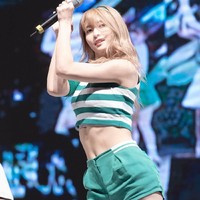 Tak hanya Mina, Momo Twice juga memiliki otot perut yang dianggap body goals bagi setiap wanita. Momo pun mengungkapkan rahasia bagaimana ia menjaga postur tubuhnya dan memperoleh abs di perutnya. Diantaranya yakni melakukan plank tiga kali sehari, sit up dan hand grip. Foto: Ist.