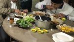 Makan Wedang Ronde dan Goreng Bala-bala, Serunya Kulineran ala Hengky Kurniawan