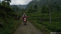 Para rider ditemani Honda CRF Series, khususnya CRF150L yang siap melaju di jalanan aspal (on-road) dan melibas tantangan di jalur off-road Foto: Astra Honda Motor