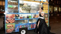 Mengenakan gaun hitam, pelantun lagu My Heart Will Go On ini terlihat sedang membeli seporsi hot dog di sebuah food truck wilayah New York, AS. Ia bahkan memakan langsung hot dog tersebut di sana.  Foto: Instagram @celinedion