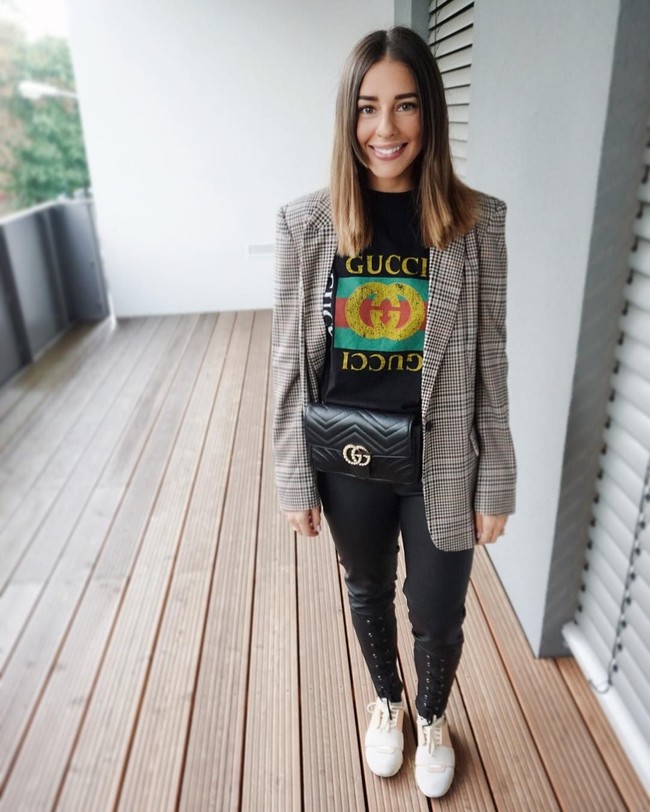 Shanga menunjukkan sisi preppy chic dirinya dalam balutan kaus Gucci yang dipadu dengan oversized blazer dan tas pinggang Gucci, serta sneakers.  Foto: Dok. Instagram/Shanga Forsberg