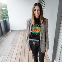 Shanga menunjukkan sisi preppy chic dirinya dalam balutan kaus Gucci yang dipadu dengan oversized blazer dan tas pinggang Gucci, serta sneakers.  Foto: Dok. Instagram/Shanga Forsberg