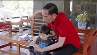 Usai memasangkan sarung tinju, keduanya bermain di halaman rumput. Tampak Ethes begitu antusias dan bergaya seperti memukul. Tak berapa lama, keduanya selesai berolahraga tinju. Jokowi melepas sarung tangan.