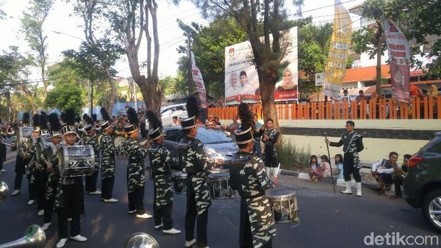 Tarian dan drumband usai rekapitulasi Pilgub Jateng rampung. 