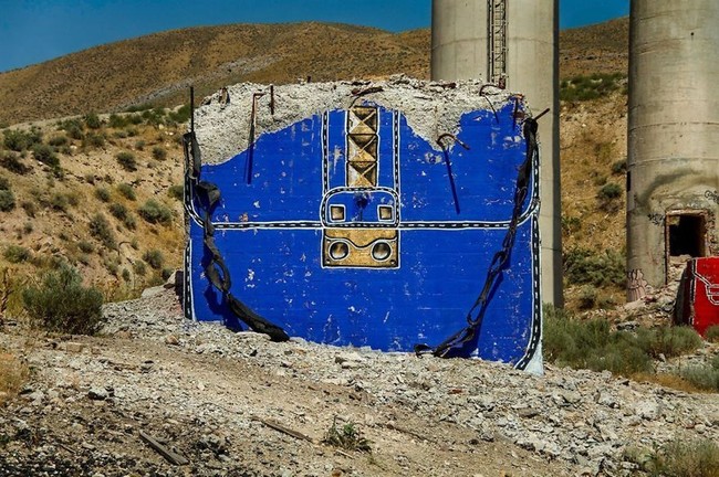 Reruntuhan bangunan di Oregon, disulap menjadi koleksi tas desainer dunia, dari Givenchy, Louis Vuitton, Prada, Chanel hingga Hermes. Foto: Dok. Thrashbird