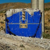 Reruntuhan bangunan di Oregon, disulap menjadi koleksi tas desainer dunia, dari Givenchy, Louis Vuitton, Prada, Chanel hingga Hermes. Foto: Dok. Thrashbird