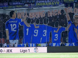 Para pendukung Persib terus memberikan dukungan kepada tim kesayangannya.