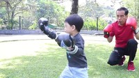 Keseruan Jokowi dan Ethes saat main tinju bareng.
