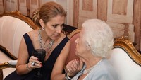 Kemarin, penyanyi bersuara emas ini menghibur para fansnya di Indonesia, tepatnya di Sentul International Convention Center.  Di sana ia menyanyikan lagu lagu hitsnya selama berkarir di industri musik lebih dari 30 tahun.  Foto: Instagram @celinedion