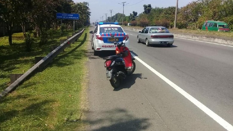 Viral Pemotor Wanita Nyelonong Masuk Tol Padaleunyi