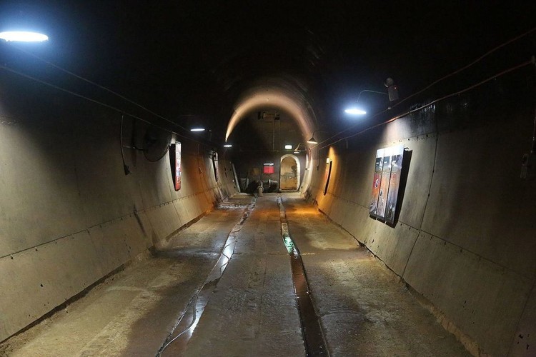 Berlokasi di Stokes Hill, Darwin, Australia, ada terowongan penyimpanan minyak selamat dari bom Jepang. Ini potret terowongan tersebut.