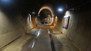 Kiyotaki: Kisah horor ini sangat populer di Jepang tentang terowongan berhantu. Jalur bawah tanah yang menghubungkan Arashiyama ke Sagakiyotaki didirikan pada awal abad ke-19 dalam kondisi mengerikan. Banyak pekerja dikatakan meninggal karena kecelakaan atau kelelahan. Karena itu, jika jiwa-jiwa yang hilang menghantui tempat itu. Dikatakan bahwa wanita kulit putih atau hantu lain yang menyebabkan kecelakaan lalu lintas mungkin ditemui di dalam terowongan. Apalagi terowongan Kiyotaki panjangnya 444 meter dan ingat, angka 4 terkutuk. Jadi, jika Anda kebetulan melewati koridor kegelapan ini, berhati-hatilah saat berkendara. Foto: Istimewa