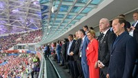 Kolinda menjadi sorotan karena parasnya yang menawan saat menonton pertandingan tersebut.