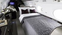 Interior jet ini terbilang mewah dengan jok kulit putih yang memberikan kenyamanan maksimal. Selain itu joknya bisa difungsikan sebagai tempat tidur yang nyaman. Istimewa/Gulfstream.